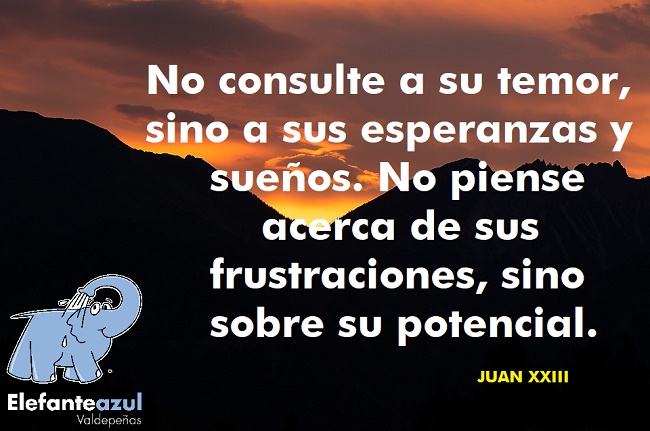 No consulte a su temor, sino a sus esperanzas y sueños. No piense acerca de sus frustraciones, sino sobre su potencial.